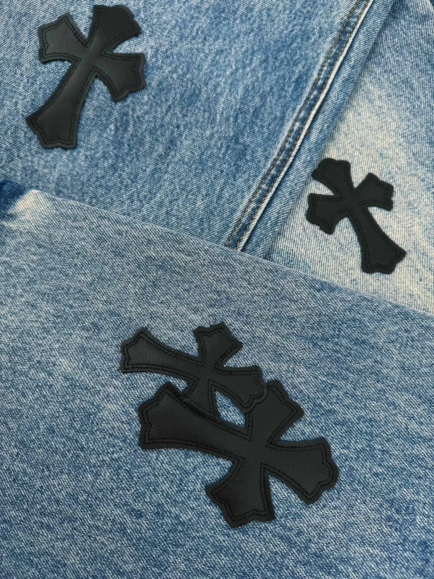 P660 Chrome Hearts Cross Logo Jeans Customized textured cotton denim with dark bamboo rhyme. Fine texture, comfortable and close to the skin. Mist indigo. A denim poem dyed with time. The black leather cross patch is used as the anchor. Every inch of touch hides untamed wildness. The right-angled outline of the cross conveys rebellion, forming a large-scale chaos. The kraft paper and pocket logo plate at the rear waistband sway slightly with the swing of the body. It adds a dynamic and vitality, interprets the perfect blend of retro and luxury, and makes the pants an attitude statement when worn. Process 1: Prioritize the customization of 1:1 original denim material, stir-fry snowballs, stir-fry salt, and prepare a special corresponding solution. Add a certain amount of dye, soak the denim material in it to absorb the solvent, and then scrub and dry it to further fade and oxidize. Process 2: Use fried sand hand-rubbing technology to cause natural fading and wear on the surface of the denim material by processing it on a sand frying machine. Then use special tools to physically damage the surface of the jeans by hand, maintaining the original texture and details while adding to their uniqueness. Process 3: Combining the rubbing and wrinkling whisker technology and the gun-drawing whisker technique. Prioritize manual rubbing in specific areas to achieve a natural wrinkle effect, and then use specific tools to draw the whisker-shaped texture to achieve a full visual effect. Process 4: Use the rotten edge hanging technology on the holes to achieve the natural rotten edge effect by rubbing the edges with physical abrasion. Combining high-temperature steam and sandpaper. Remove fiber hairiness and color difference to give jeans a unique hole and wear effect. Accessories: Customized 1:1 CH Nipple nails Customized 1:1 CH Shake your head buckle Customized 1:1 CH Big cross buckle Customized 1:1 CH genuine leather cross Customized 1:1 CH Kraft paper label Customized 1:1 CH Iron plate Customized 1:1 CH trademark Version: Loose version Size: 28 30 32 34 Style number: CC901